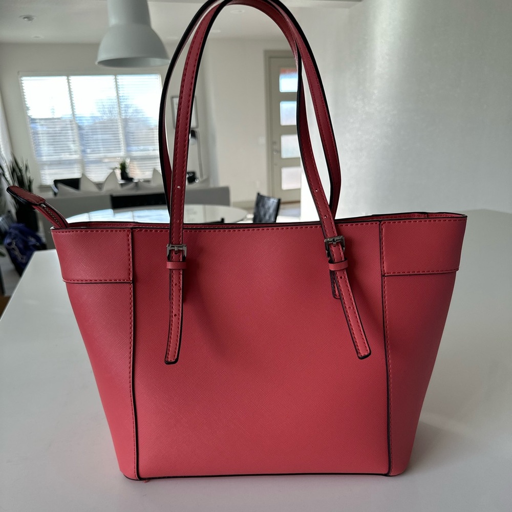 GUESS DELANEY TOTE IN CORAL/PINK - Picture 4 of 10